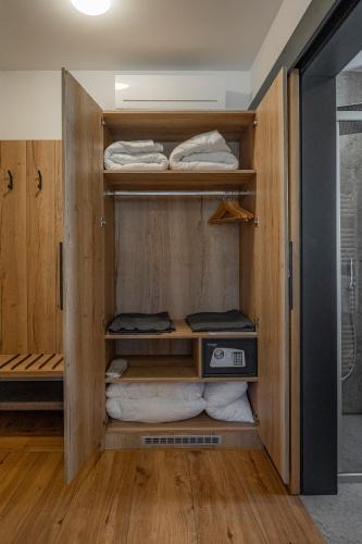Quadruple Room with Balcony image 8