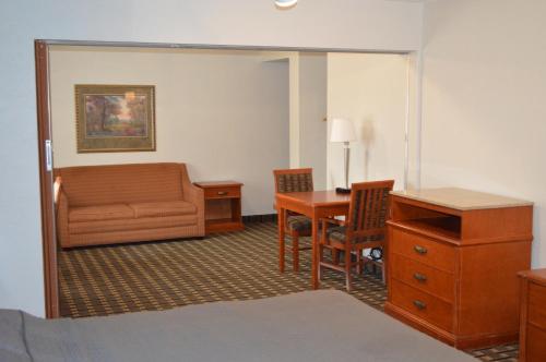 Americas Best Value Inn and Suites St. Cloud - image 11
