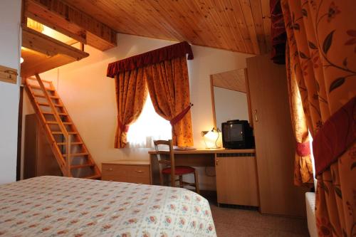4 twin beds