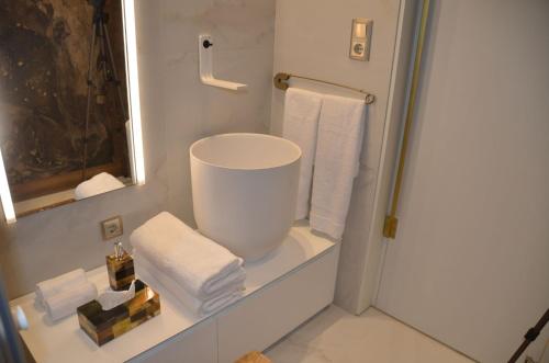 One-Bedroom Apartment image 2