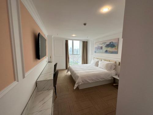 Magnificent International Hotel Room Type - Deluxe Queen Room