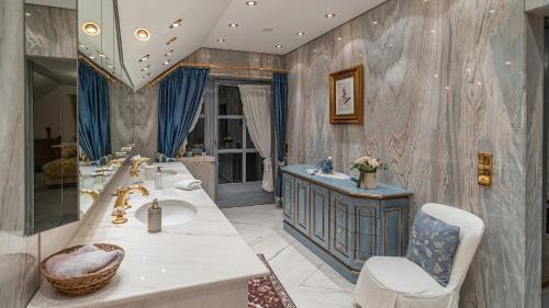ห้องน้ำ, Villa Bostele with Five Bedrooms, Indoor Pool, Two Saunas & Garage in บาด ไคลน์คีชไฮม์