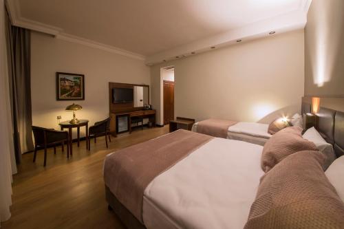 Deluxe Triple Room image 3