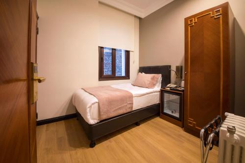Small Single Room image 3