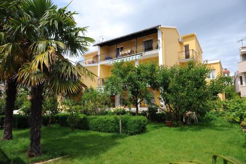 Spacious Two Bedroom Apartment with Balcony image 3