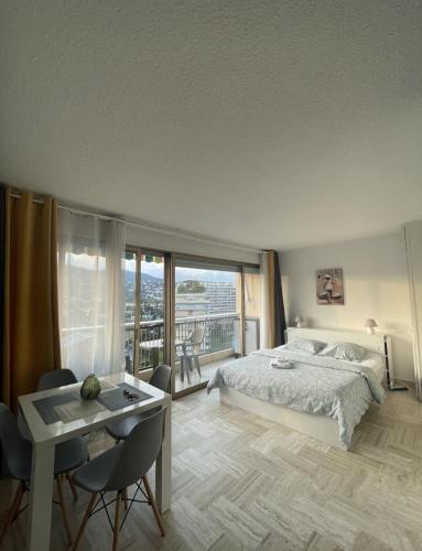 Cannes Marina Résidence Le Surcouf - Studio de 28m2 au 10ème étage avec piscine, terrasse, parking, vue montagne et port : Mandelieu-La Napoule - Location saisonnière - Mandelieu-la-Napoule
