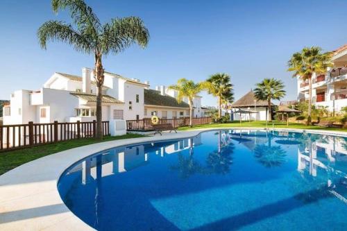 Precioso ático en complejo residencial con piscinas