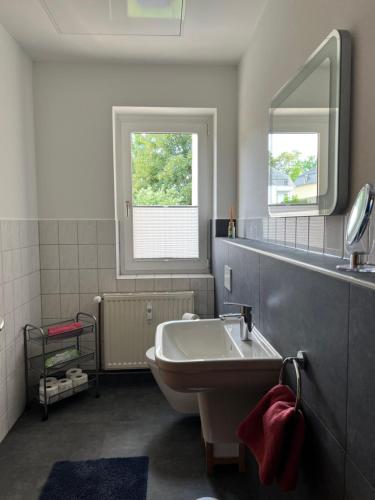 浴室, Sehr schöne Wohnung,komplett neu eingerichtet (Sehr schone Wohnung,komplett neu eingerichtet) in 林巴赫-奧伯弗羅納