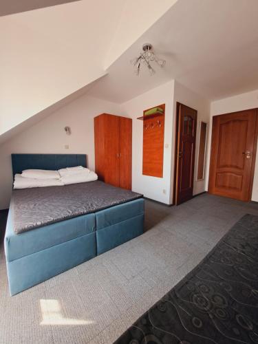 1 double bed, 1 twin bed