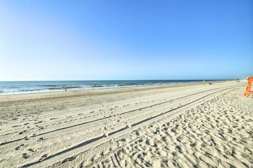 Strand, Myrtle Beach Resort Condo - Walk to Beach! in Surfside Beach