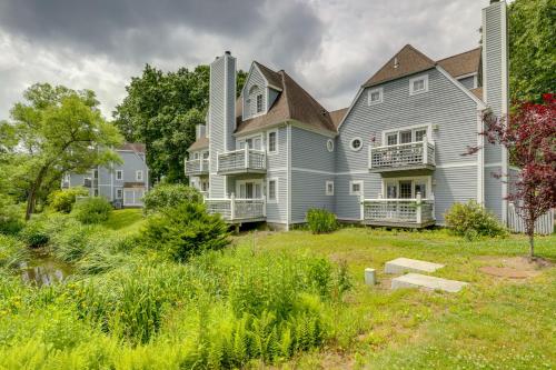 Charming Norwich Condo with Pool Access!