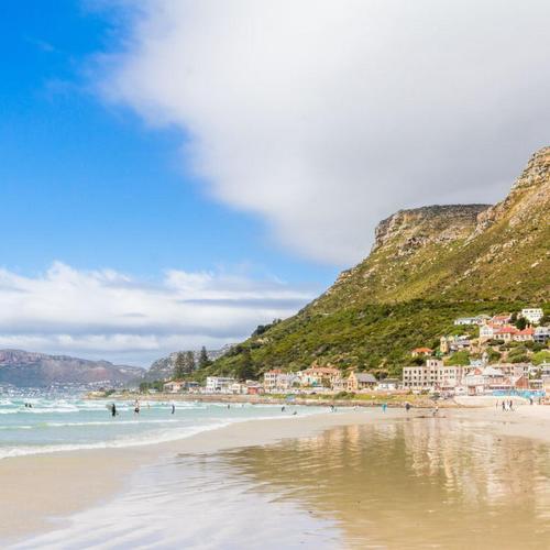 Beachfront Flat & Mountain View