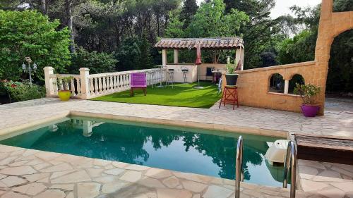 Villa de 2 chambres avec piscine privee jardin clos et wifi a Merindol