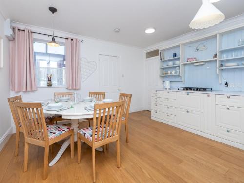 Faciliteiten, Pass the Keys Spacious family home with parking in Combe Down