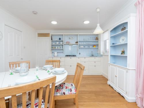 Faciliteiten, Pass the Keys Spacious family home with parking in Combe Down