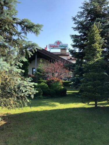 Restorāns, Grigliata Motel and Pool in Malyutyanka