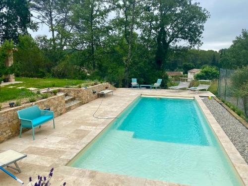 Mas provençal contemporain piscine et tennis