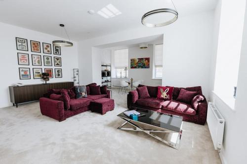 Grade II Mill Townhouse in Leeds with Free Parking which Sleeps 6, Leeds