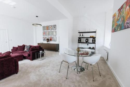 Facilities, Grade 2 Listed Property with a Beautiful Design in Wortley