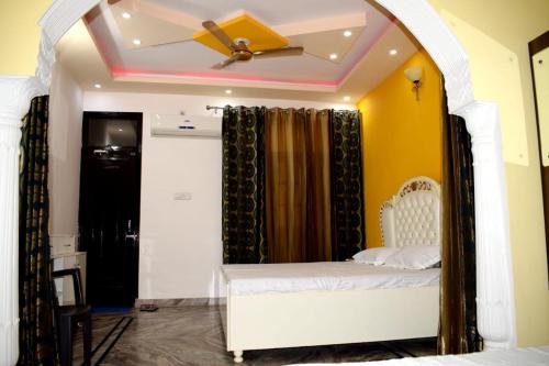 $4 HOME STAY (5 MINT WALK FROM GOLDEN TEMPLE)