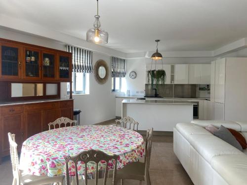 Cozy 2 bedroom Apartment near Seafront