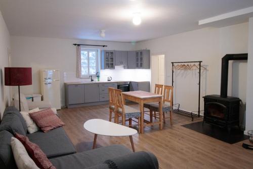 2 bedrooms, 6 beds