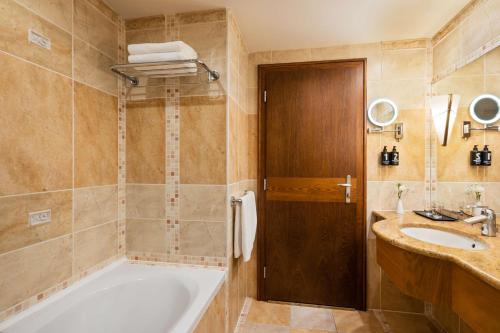 Lindner Hotel Prague Castle - image 2