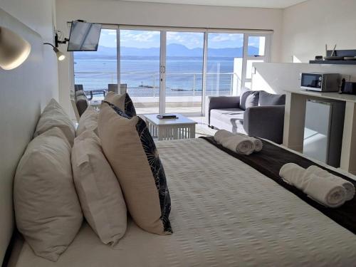 Double Room with Balcony and Sea View image 9