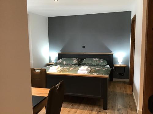 1 queen bed, 1 sofa bed