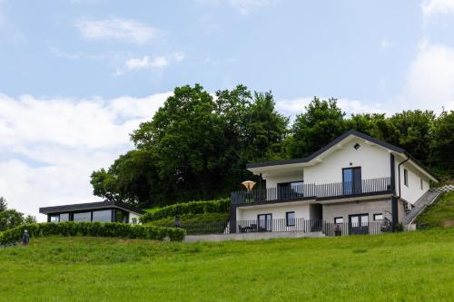 Зовнішній вигляд готелю, Vila Emina in Подсєтрєк
