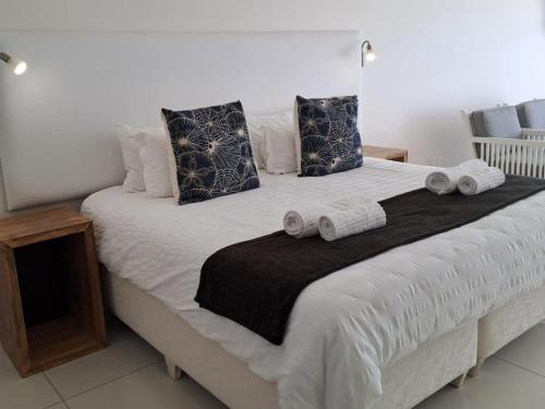 Double Room with Balcony and Sea View image 10