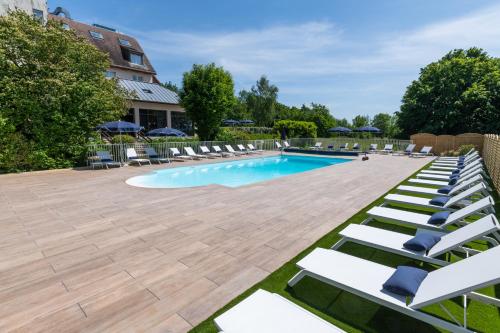 Басейн, Hotel Les Jardins de Deauville in Pont-l'Eveque
