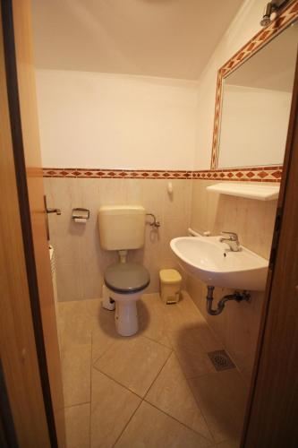 Spacious Two Bedroom Apartment with Balcony image 5