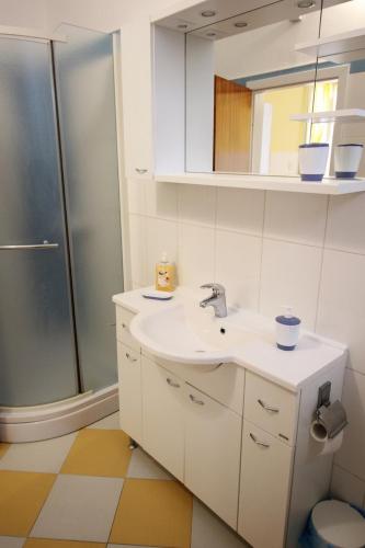Comfort Two Bedroom Apartment with Balcony image 4