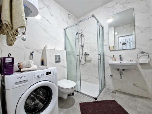 ฝักบัว, Apartment GEA 31 sa garažnim mestom (Apartment GEA 31 sa garaznim mestom) in เดเตลินารา
