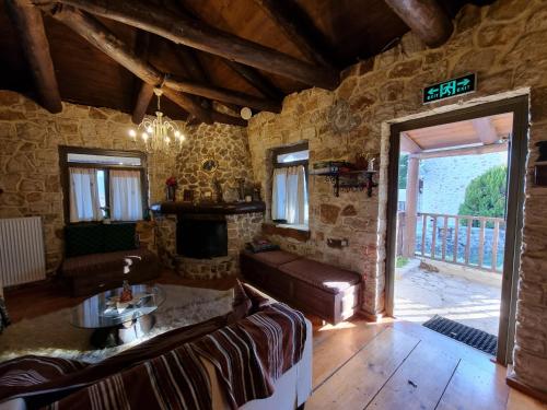 Yono's Traditional House in 아노 라베니아