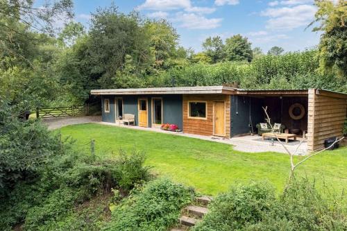 Cosy Cabin with Wildlife & Woodland Views in Little Cowarne