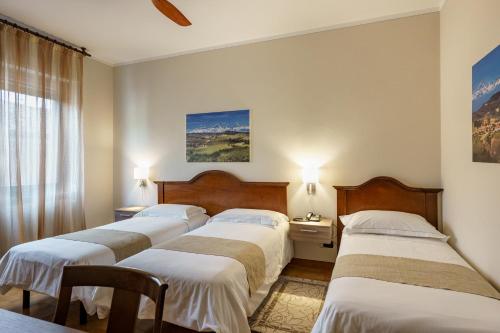 1 queen bed, 1 twin bed