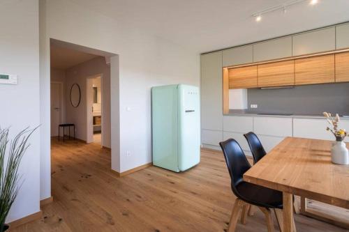 Renovated 2 Bedroom Apartment with Parking & AC - Luxembourg