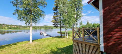 Mysig stuga med sjötomt, nära Järvsöbacken