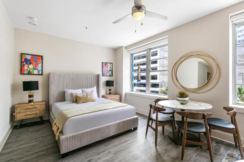 Elegant Studio Near French Quarter thumb 2