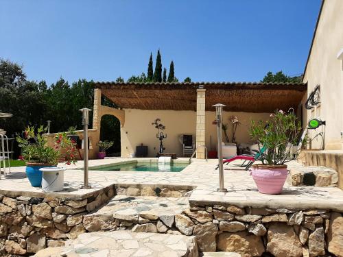 Villa de 2 chambres avec piscine privee jardin clos et wifi a Merindol