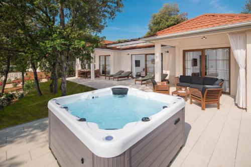 Luxury Bay Villa Porto Bus with Private Hot Tub