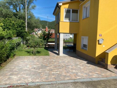 Skats, Apartma Mira in Zgornje Škofije