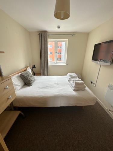 Gunwharf Quays Harbour Apartments - image 4