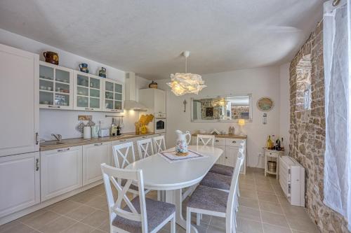 Villa 4 Flowers - Accommodation - Selina