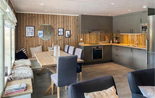 廚房, Amazing Home In Nordfjordeid With Wifi in 諾德卓伊戴德