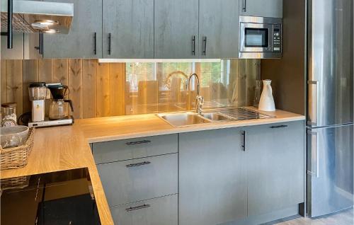 廚房, Amazing Home In Nordfjordeid With Wifi in 諾德卓伊戴德