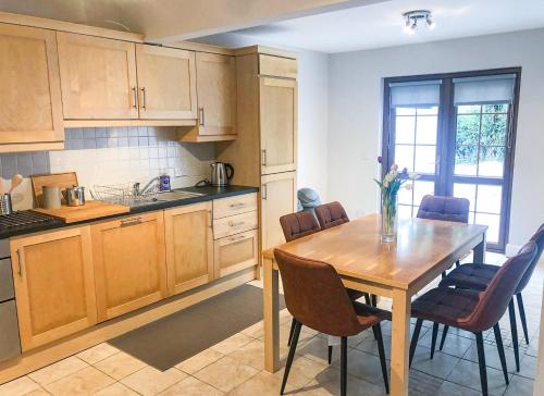 Old Court Holiday Homes Terryglass - Sleeps 6 by Trident Holiday Homes in แชนนัน