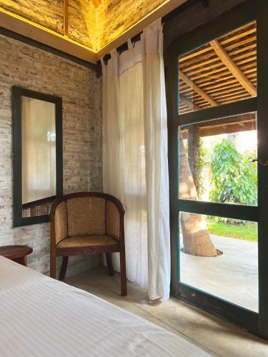Queen Room with Garden View image 5